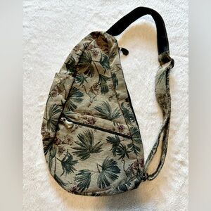 LIKE NEW!! Vintage AmeriBag crossbody in Tapestry print.